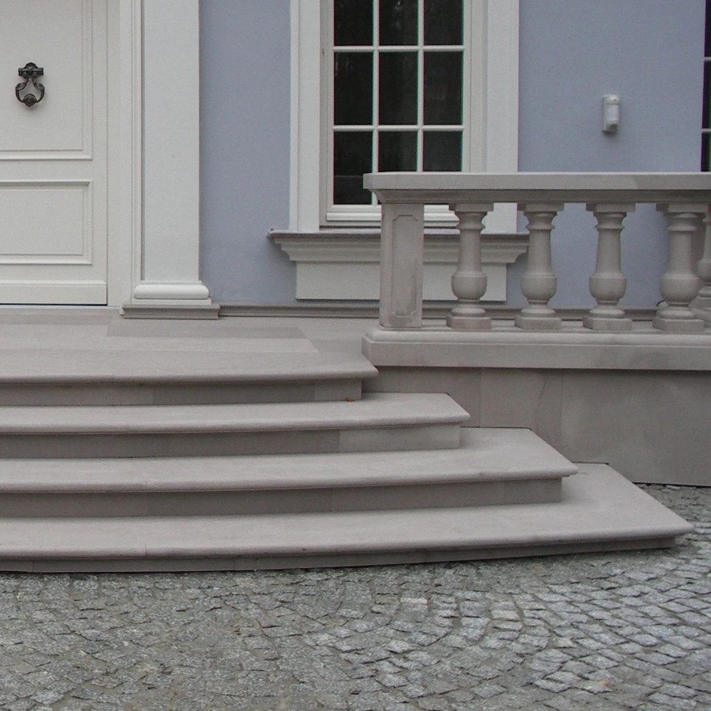 Sandstein-Eingangstreppe mit drei Stufen und klassischer Balustrade mit gedrechselten Balustersäulen an Villeneingangsfassade