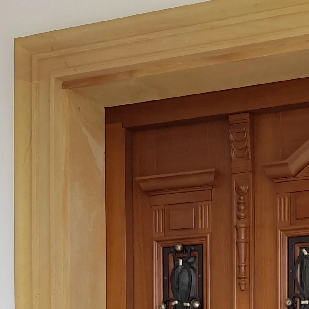 Sandstein-Türeinfassung mit mehrfach gestuftem Profil an klassischer Villahaustür – Detailaufnahme Eckbereich