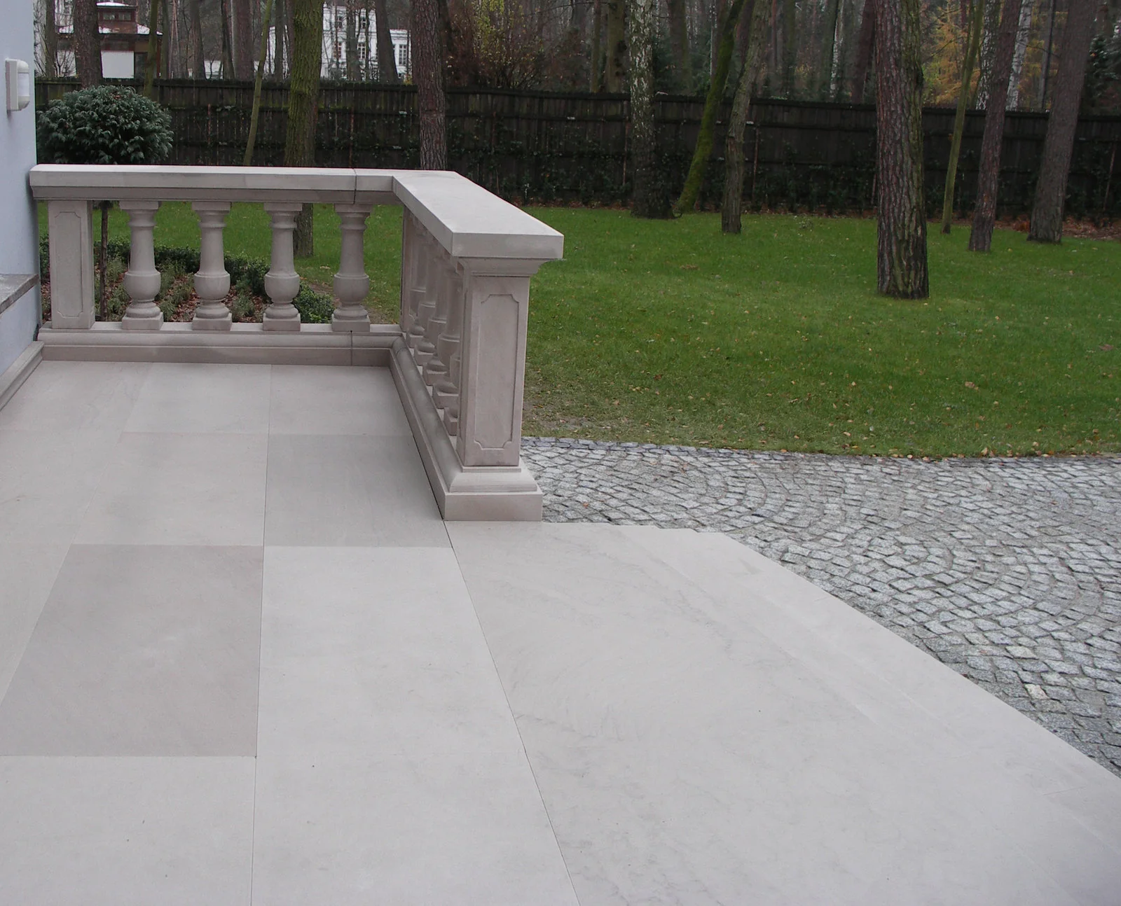 Heller Sandstein-Terrassenbelag großformatig mit klassischer Sandstein-Balustrade und gedrechselten Balustersäulen – Terrassenanlage Villa