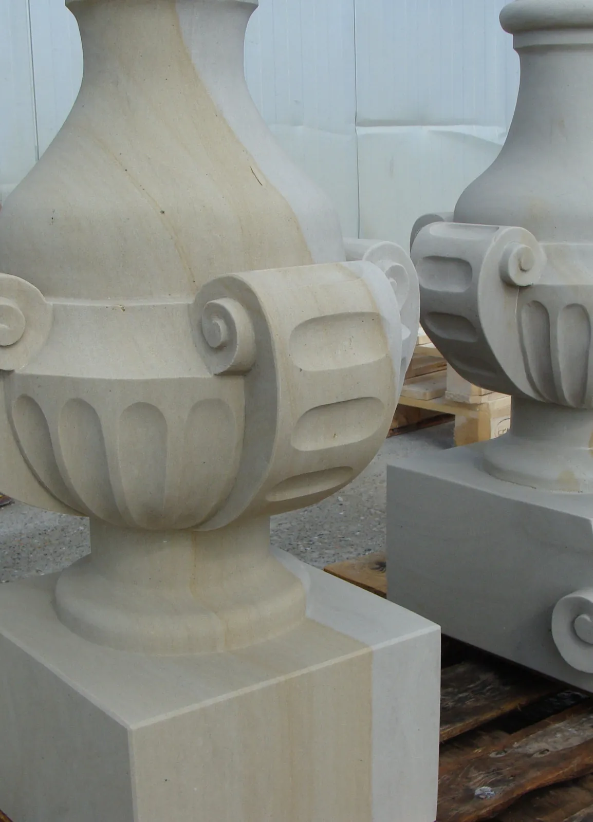 Handgedrechselte Sandstein-Ziervase mit Kanneluren, Volutengriffen und quadratischem Sockel – Sonderanfertigung im Werkstattbereich