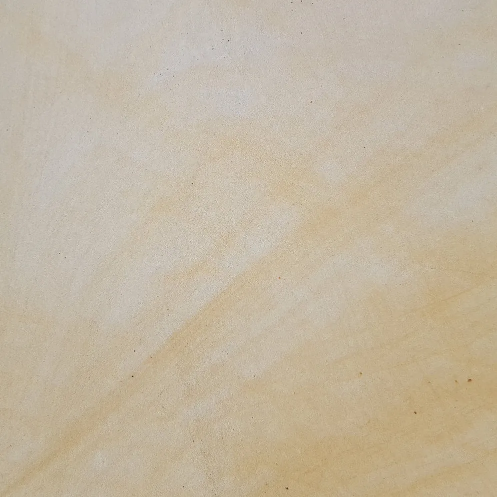 Warthauer Sandstein geschliffene Oberfläche – hellbeige Naturmaserung mit subtilen Gelbstreifen – Nahaufnahme Steinstruktur