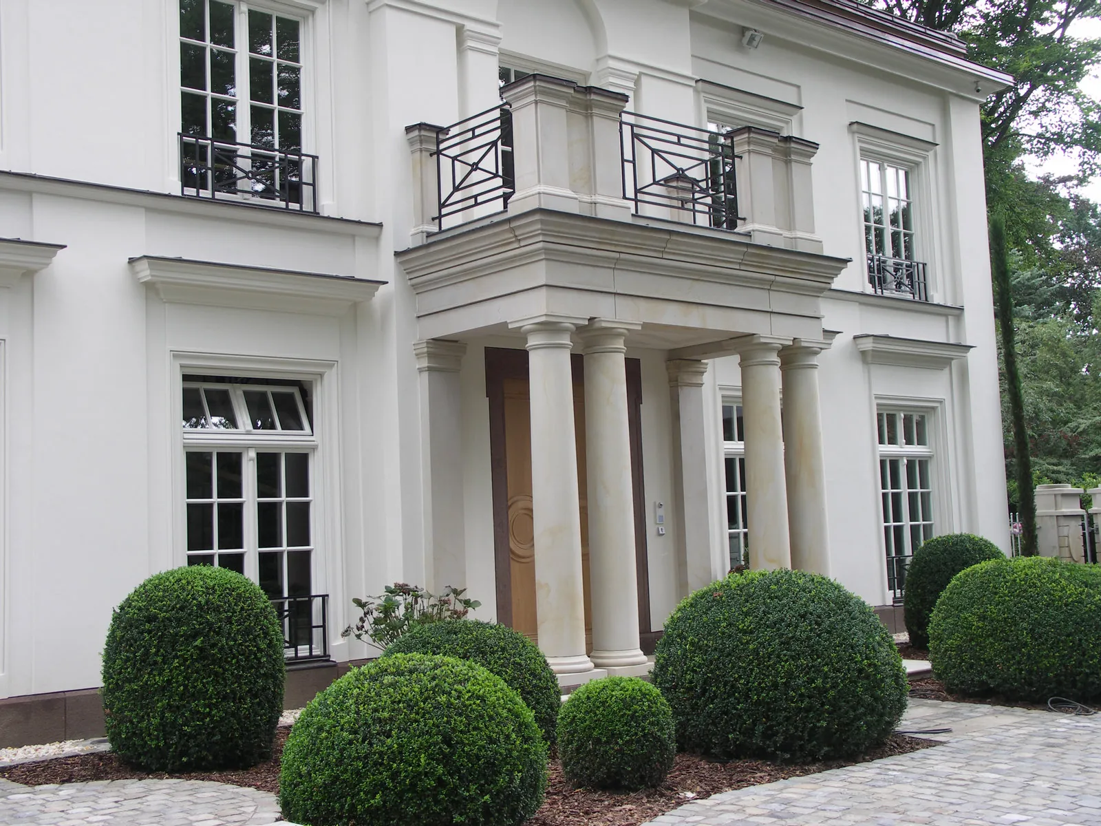 Säulen mit Basen, Kapitellen und Balustradenpfosten aus beiger Sandstein
