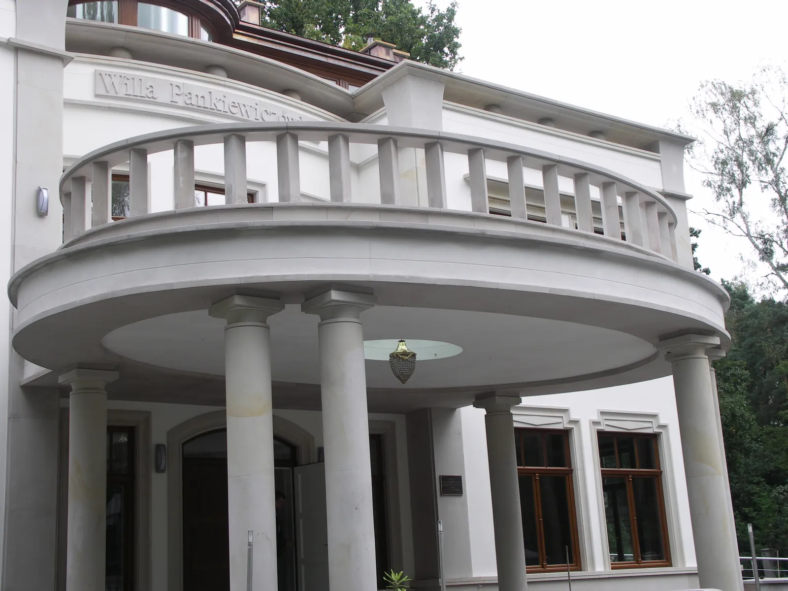 Säulen, Gesimse und Balustraden aus beigem Sandstein.