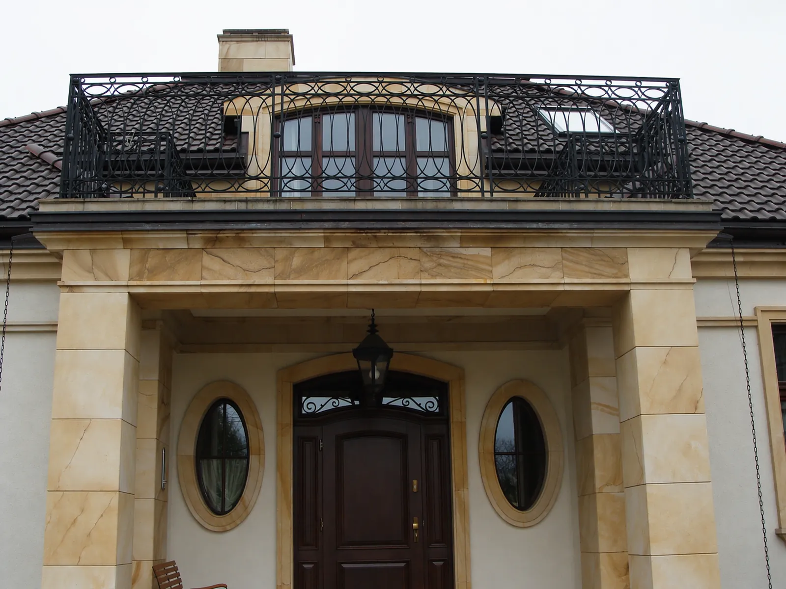 Villeneingang mit Säulenverkleidungen, Fenster- und Türeinfassungen sowie Gesims aus gelbem Sandstein