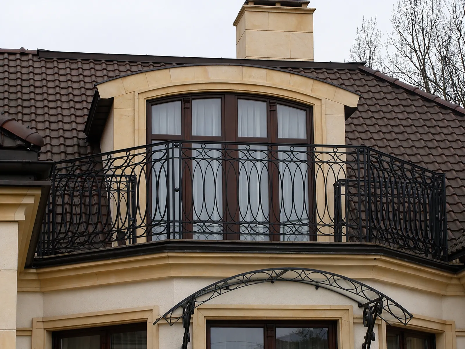 Terrassenfenster mit Steineinfassung und Gesimsen aus mehrfarbigem Sandstein